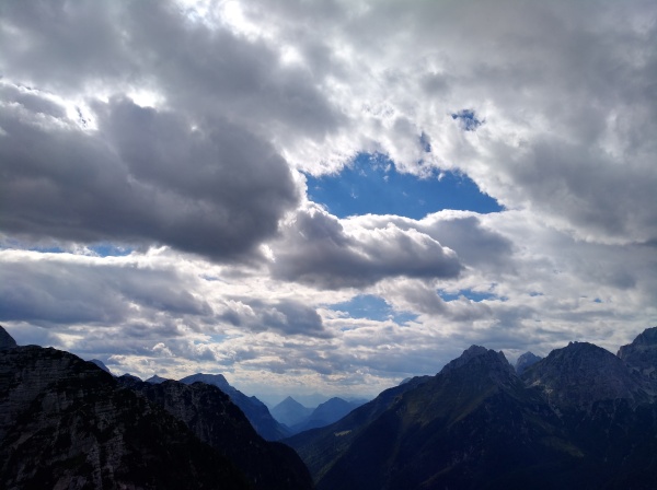Bergpanorama der Alpen in Blautönen.