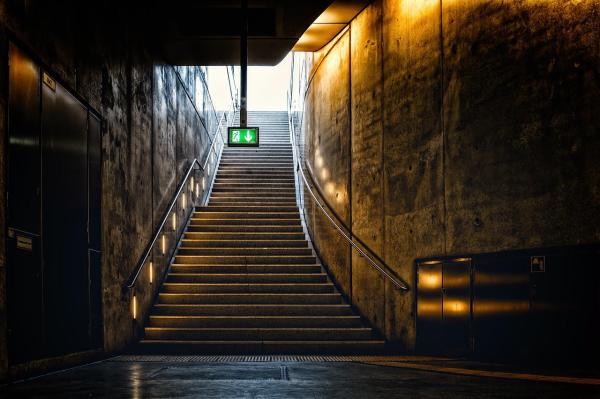 Notausgangschild am Treppenaufgang einer U-Bahnstation