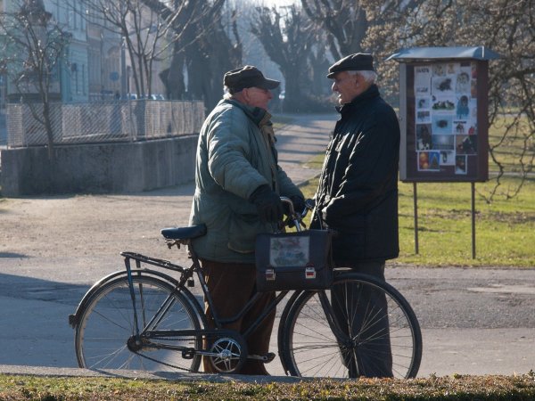 Zwei alte Männer in ein Gespräch auf der Straße vertieft