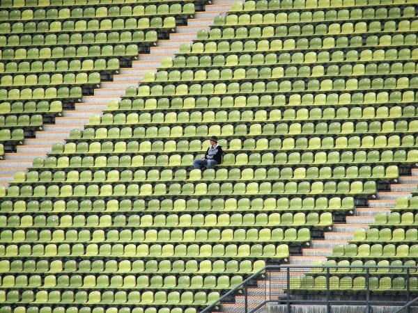 Einzelne Person in leeren Stadion
